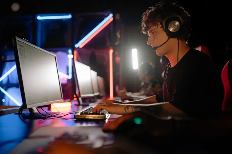 Game Hopping: The High-Stakes Gamble of Pro Players Who Switch Titles Mid-Season